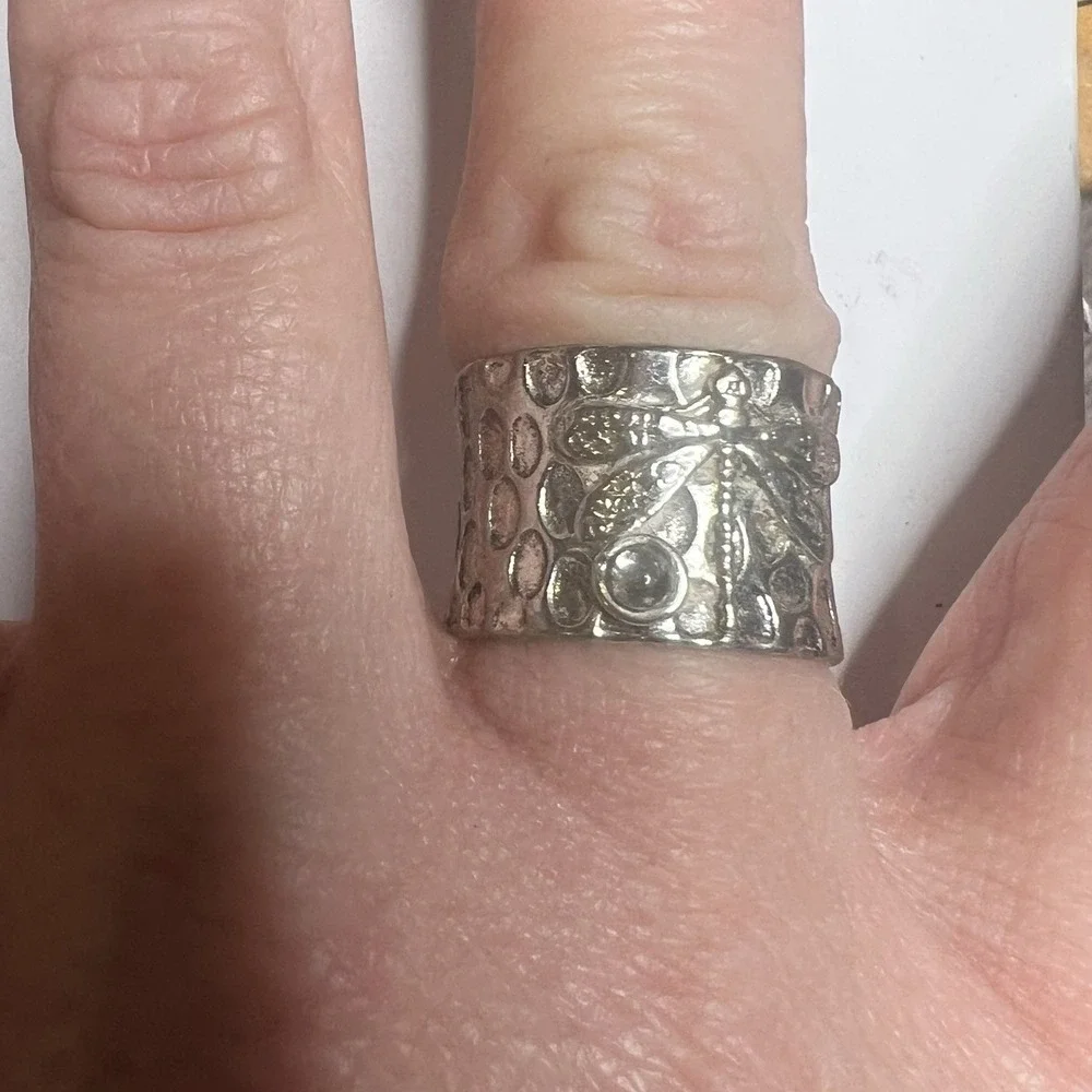 Silver Toned Ring Sz 7.75‎ Hammered 14.9mm Wide w Dragonfly & Glass Stone